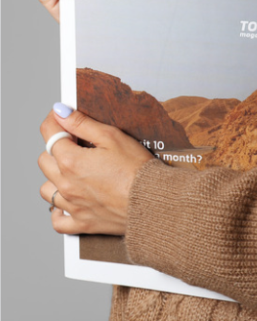 Magazine immobilier imprimé tenu à la main
