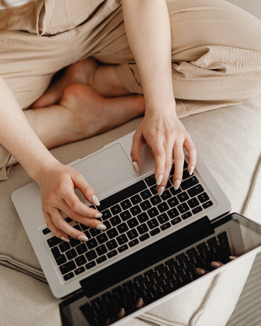Recherche de biens immobiliers en ligne sur un ordinateur portable